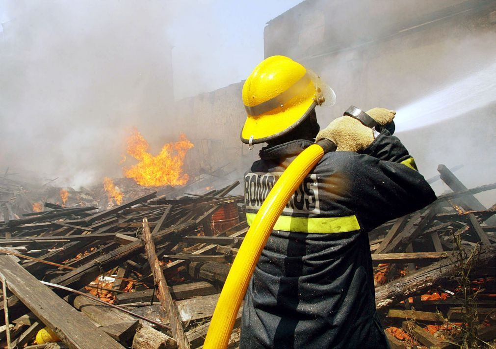 Última Hora: Incêndio em armazém na empresa Galucho em Sintra