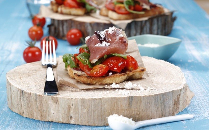 Almoço para aqueles dias de pressa. Brucheta de tomate e presunto