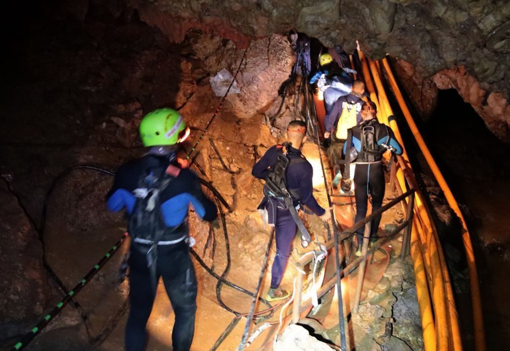 Próximos três a quatro dias favoráveis para resgatar jovens presos em gruta na Tailândia