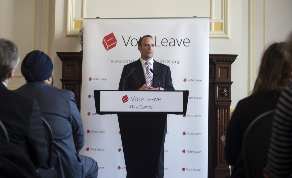 Dominic Raab substitui David Davis enquanto ministro responsável do Brexit