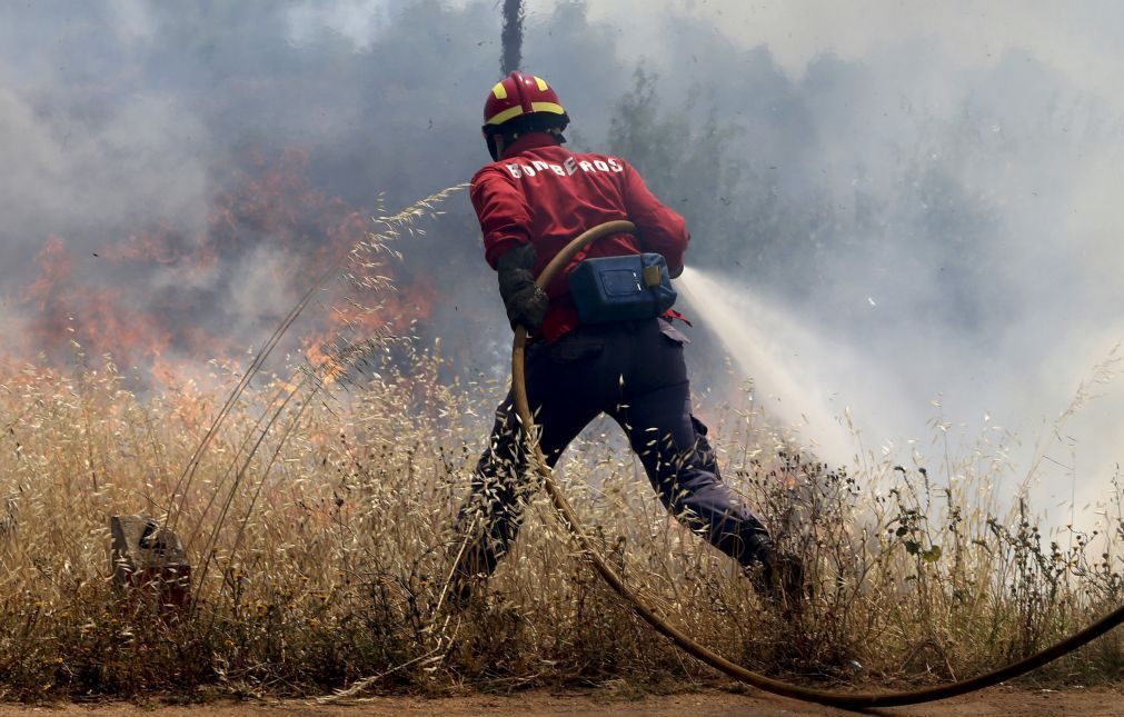 Proteção Civil prolonga alerta vermelho até quarta-feira