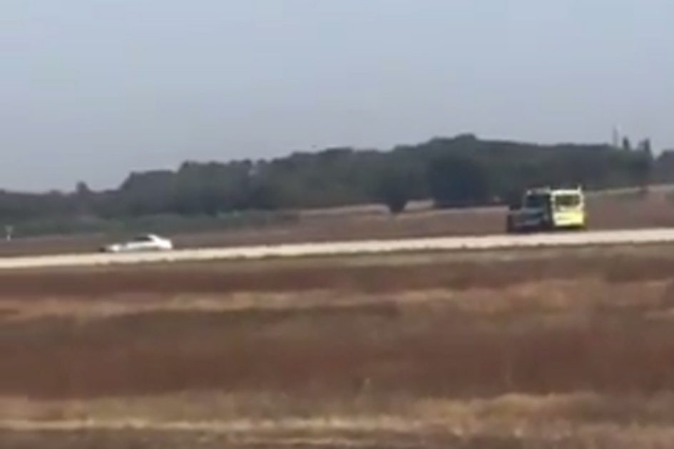 ÚLTIMA HORA: Carro invade pista de aeroporto de Lyon [vídeo]