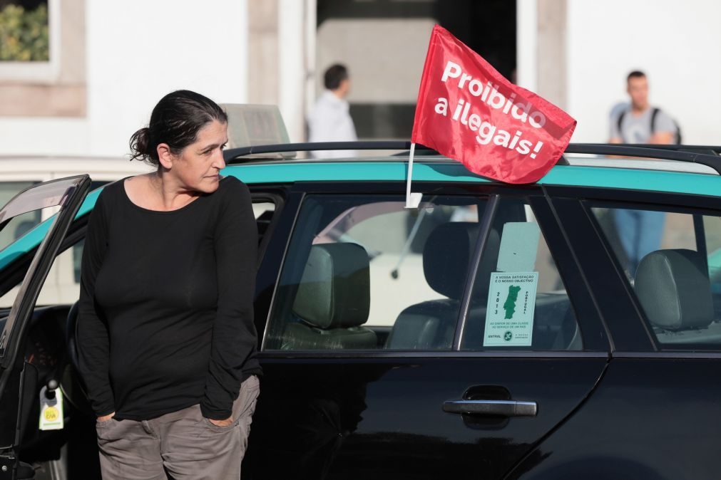 Mais de uma centena de taxistas concentrados na Praça dos Restauradores, em Lisboa