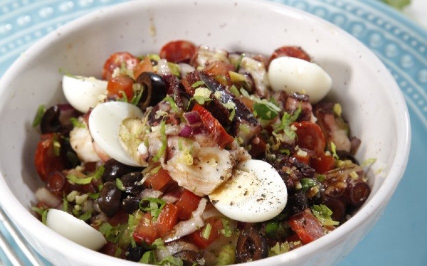 Salada de polvo com ovos de codorniz