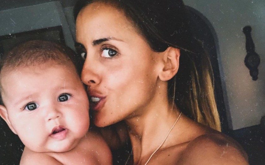 Carolina Patrocínio mostra como ensina a filha de 7 meses a gatinhar