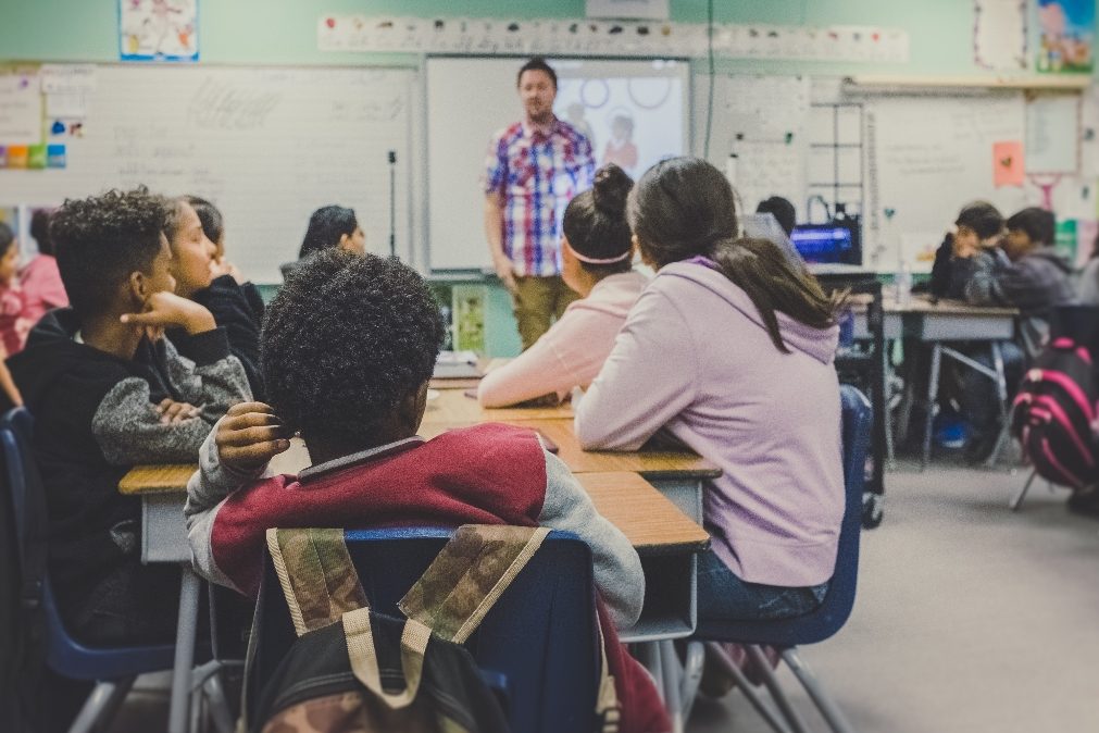 Escolas ignoram critérios de avaliação para inflacionar notas