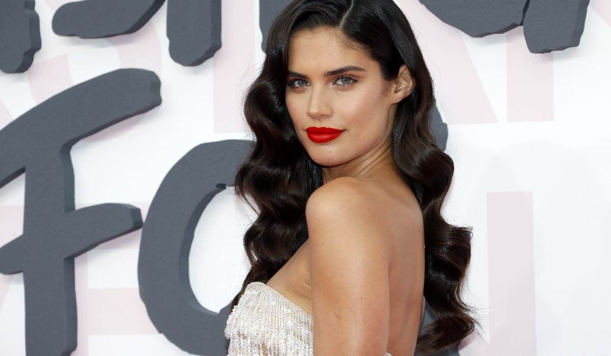 Quanto custa a rotina de beleza que Sara Sampaio faz todas as noites?