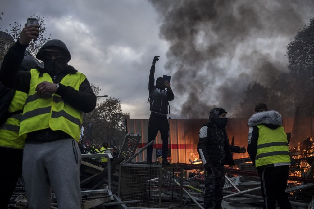 França mantém intenção de aumentar impostos sobre os combustíveis