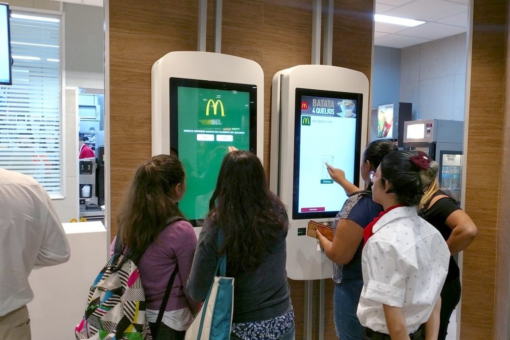 McDonald’s | Ecrãs das máquinas onde se fazem os pedidos com fezes