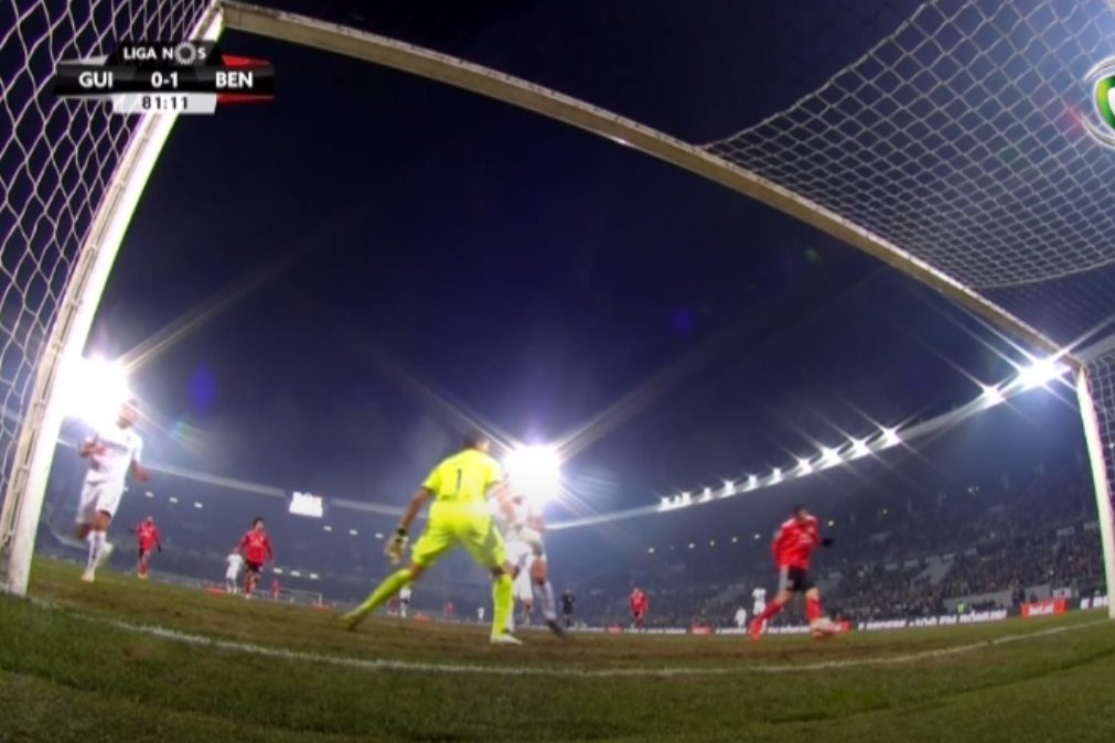 SL Benfica vence em Guimarães e mantém pressão ao FC Porto [vídeos]