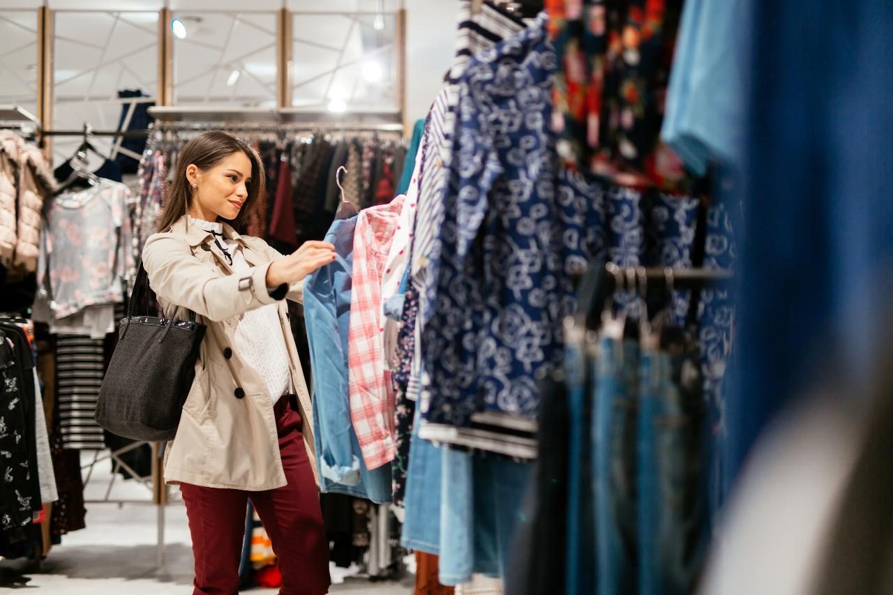 Em época de saldos, saiba que questões deve fazer a si mesma antes de comprar algo