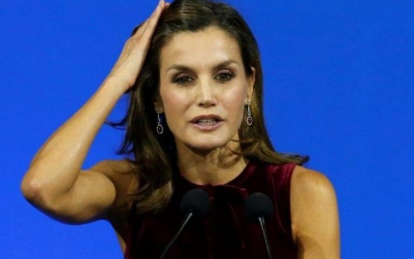 Ups! Letizia apanhada a coçar as partes íntimas (Vídeo)