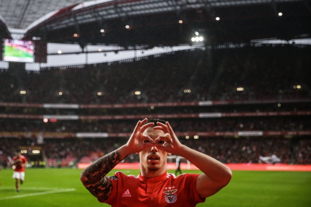Benfica aplica 10 ao Nacional e fica a um ponto do líder FC Porto