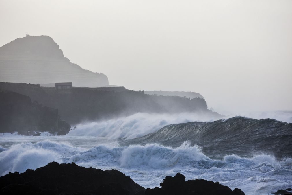 Grupos central e oriental dos Açores sob aviso laranja devido a vento forte