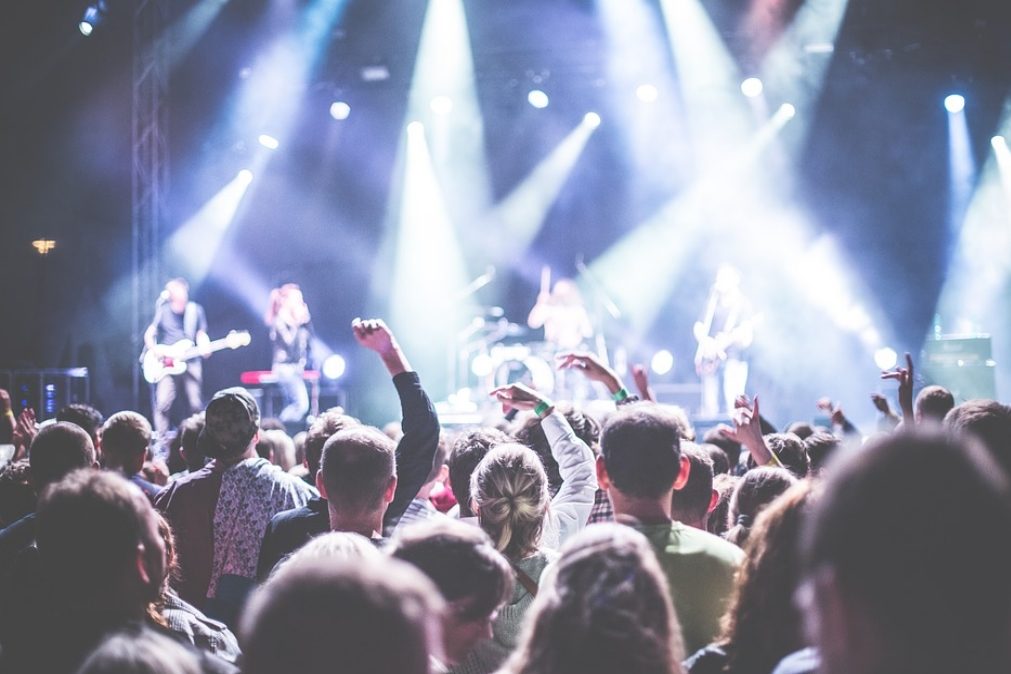 Homem abusa de duas jovens em festival na Ericeira