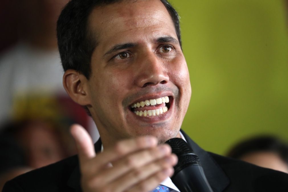 Juan Guaidó pede aos venezuelanos que abram corredor para fazer entrar ajuda