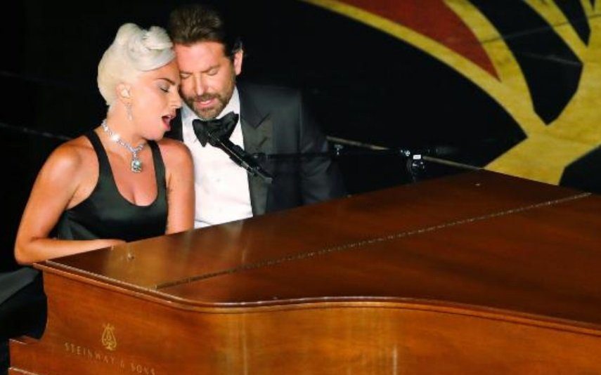 Lady Gaga e Bradley Cooper cantam ao piano sob o olhar atento de Irina