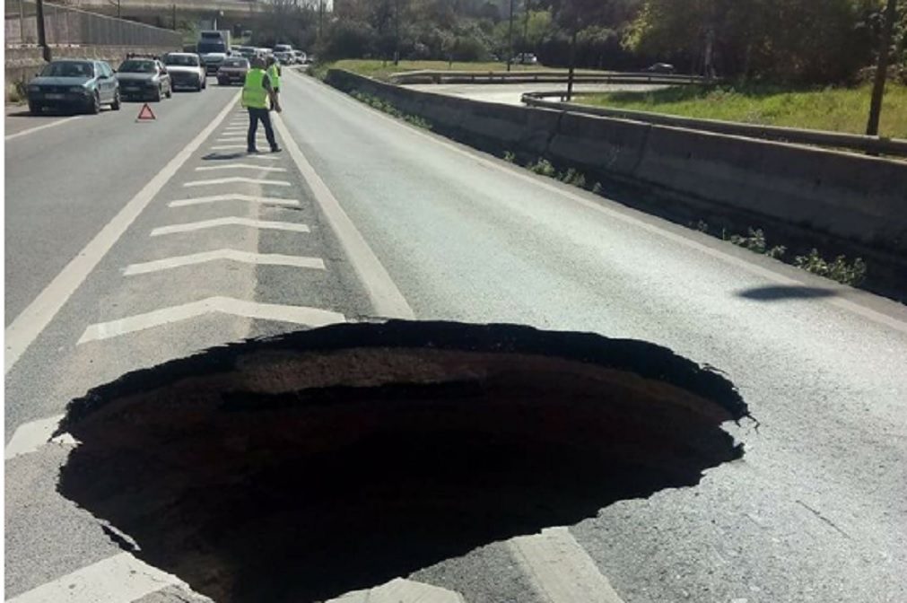 Pavimento abate no Eixo Norte-Sul. Trânsito cortado