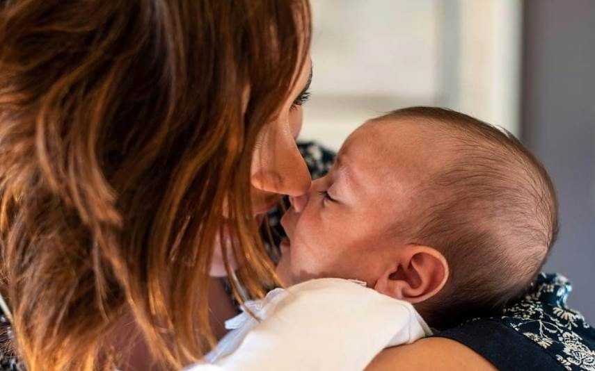 Dânia Neto rendida aos encantos da maternidade e do filho