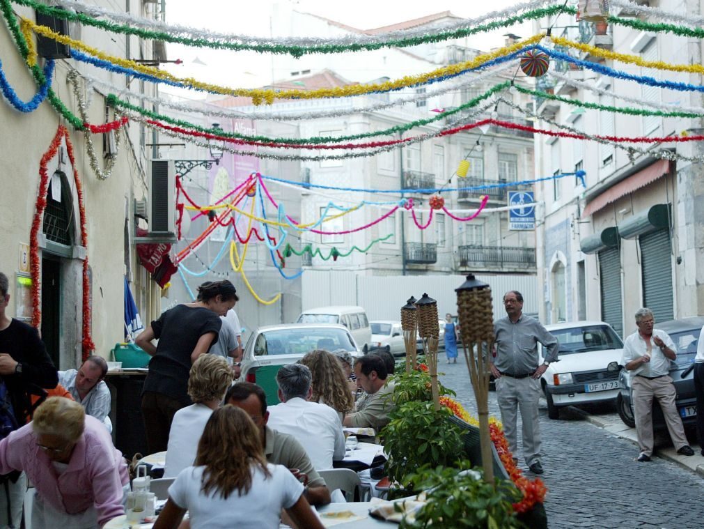 Santo António pinta Lisboa com casamentos, marchas e arraiais