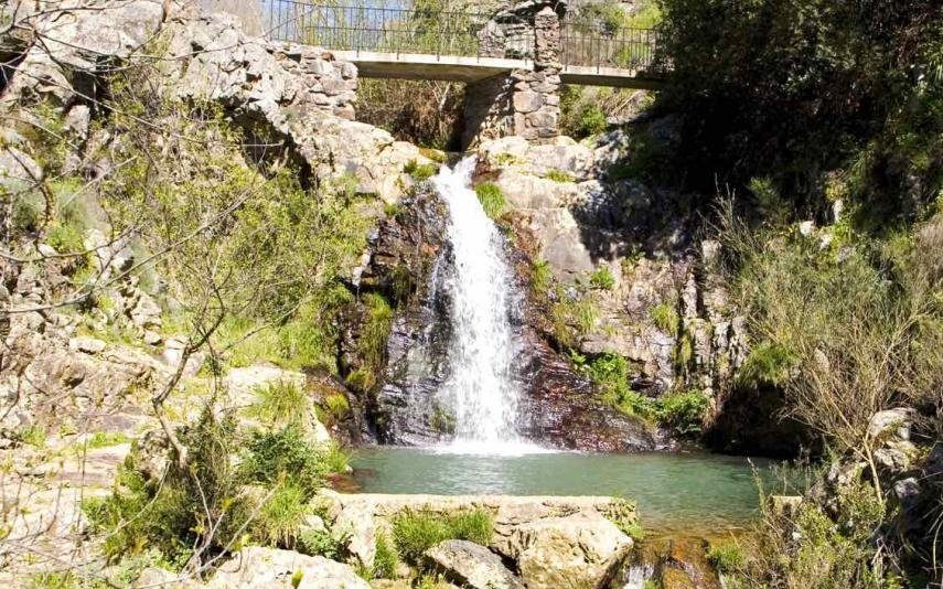 Vila de Rei Deixe-se encantar pelos passadiços do Penedo Furado