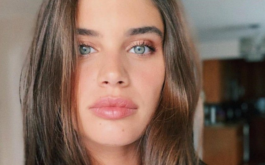 De lingerie, em pose sensual, Sara Sampaio deslumbra acabada de acordar