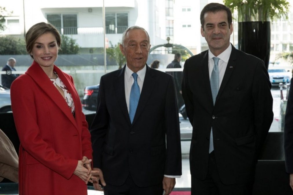 Ao lado de Marcelo, rainha Letizia repete vestido em visita ao Porto