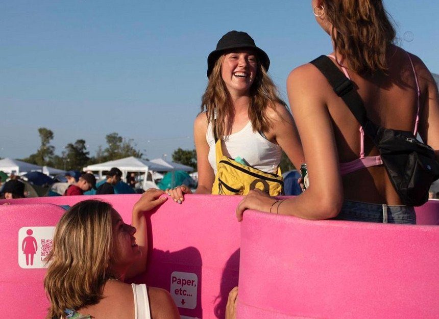 Primeiro urinol feminino acaba de se estrear num festival de verão