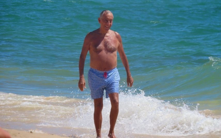 Marcelo Rebelo De Sousa Brinca na praia com os netos