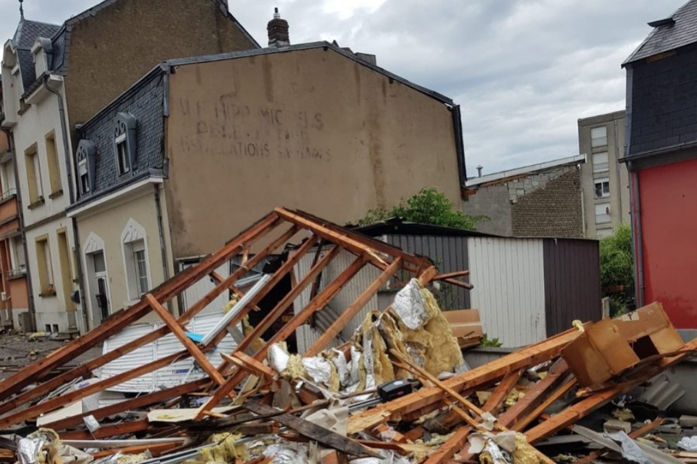 Tornado no Luxemburgo provoca vários estragos, Portugueses com casas destruídas (vídeo)