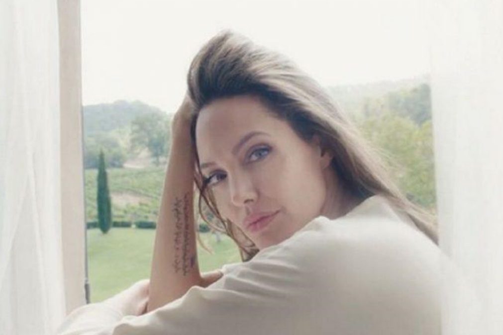 Eis a rotina de beleza de Angelina Jolie que consiste em apenas um produto