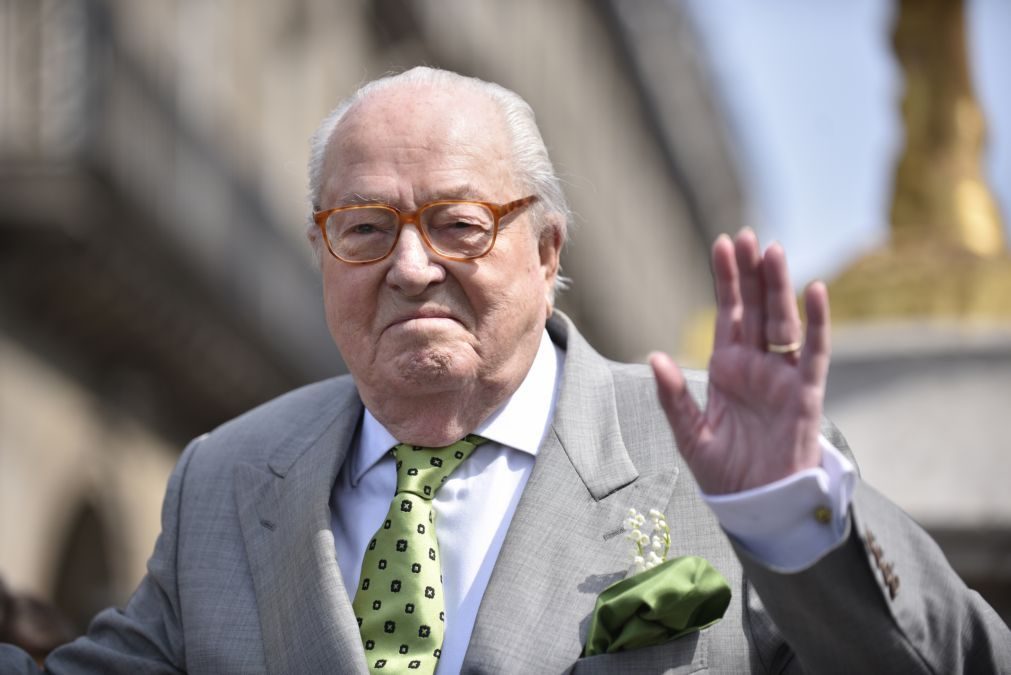 Jean-Marie Le Pen depõe por alegados empregos fictícios no Parlamento europeu