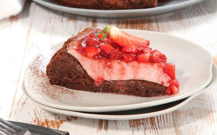 Bolo-brownie com creme de morangos Receita com morangos e chocolate - duplo prazer!