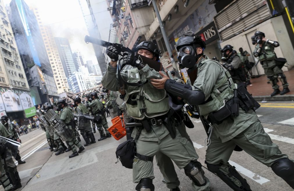 Polícia de Hong Kong volta a disparar gás lacrimogéneo em manifestação