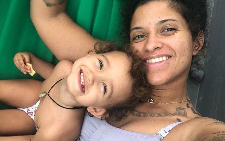 Parte do teto do quarto de Blaya cai e filha está doente. «Podíamos ter levado com isto em cima»