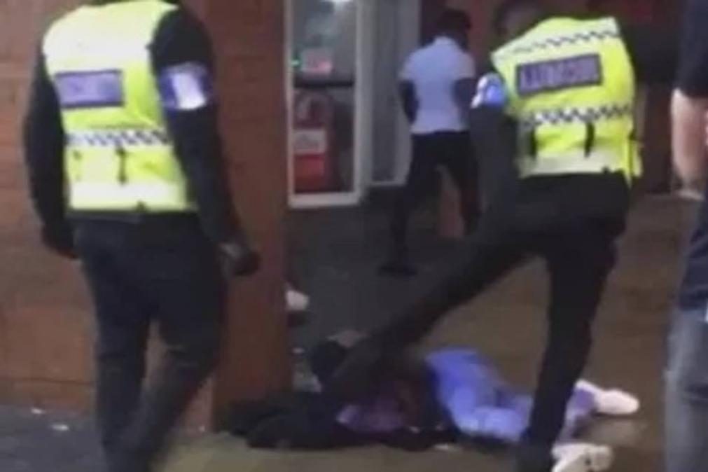 Segurança pontapeia jovem na cabeça à porta do McDonald's [vídeo]