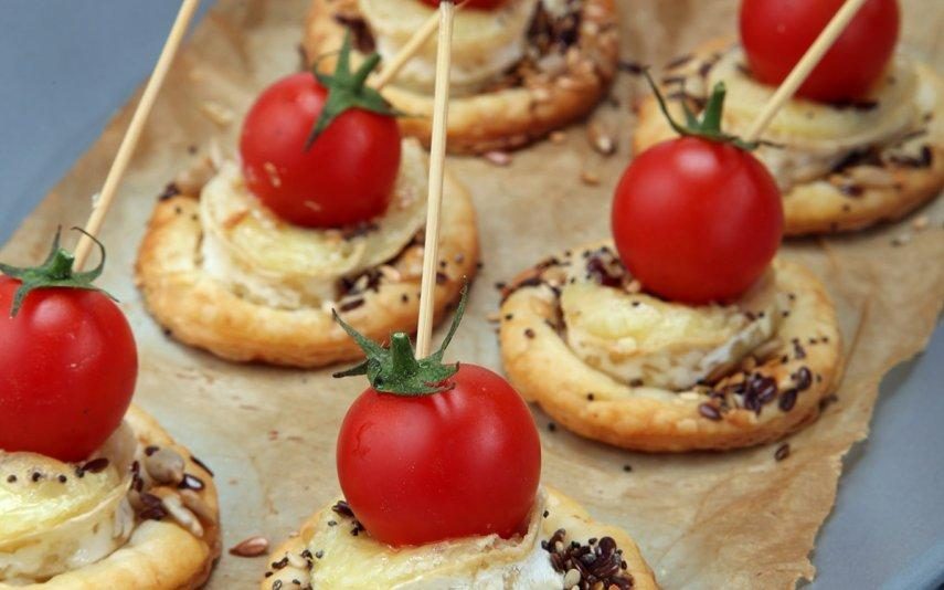 Receita de Folhadinhos de queijo de cabra Petiscos para prolongar a noite de Fim-de-Ano