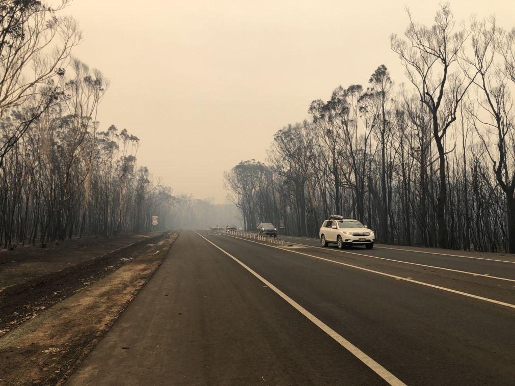 Austrália alerta para agravamento do risco de incêndios, milhares de turistas fogem da costa