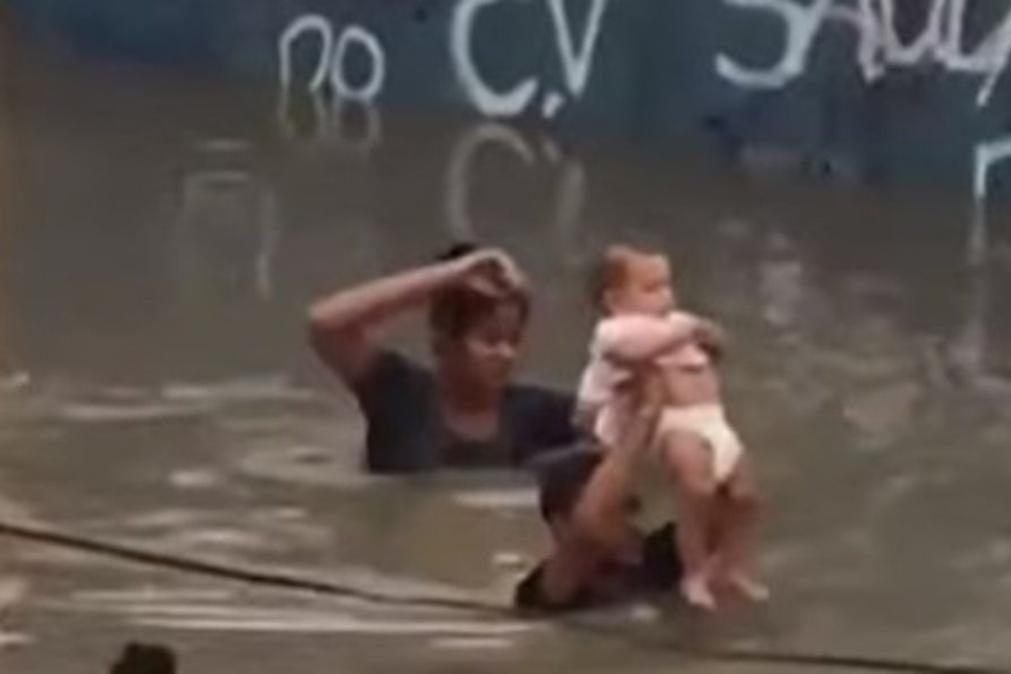 Bebé salvo das cheias por populares no Jardim Catarina [vídeo]