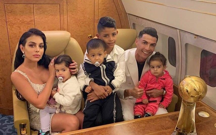 Cristiano Ronaldo Apanhado a confirmar conta em restaurante de sushi