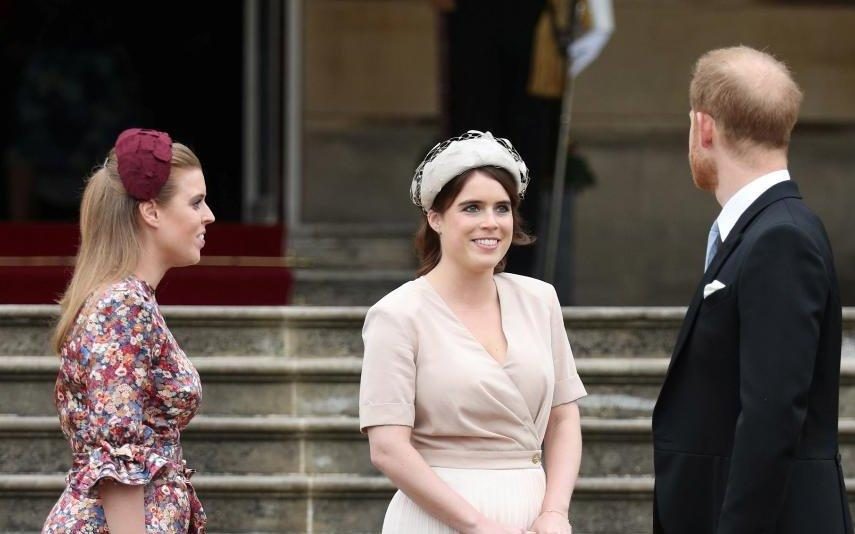 Eugenie e Beatrice Filhas do príncipe André no lugar de Meghan e Harry