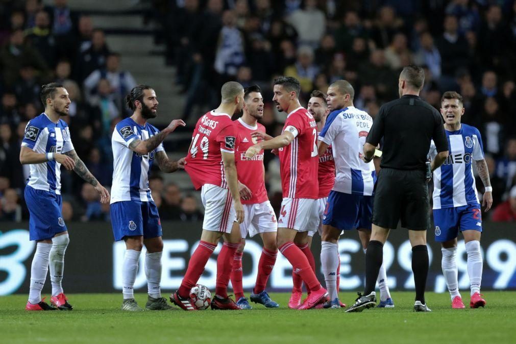 Benfica critica arbitragem do clássico e pede árbitros estrangeiros