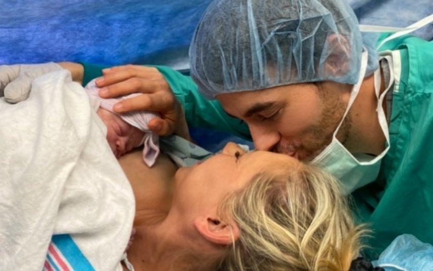 Enrique Iglesias e Anna Kournikova As primeiras fotografias da terceira filha do casal