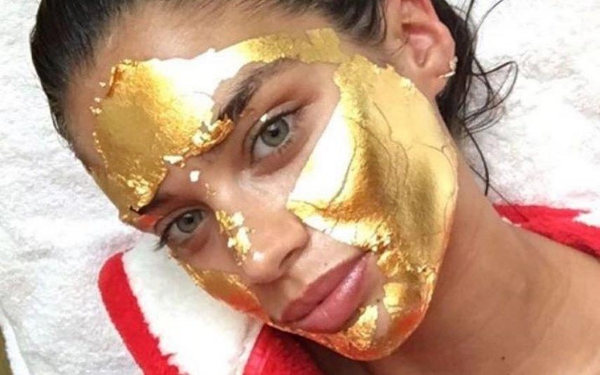 Sara Sampaio Adere às máscaras de ouro, a nova tendência de beleza