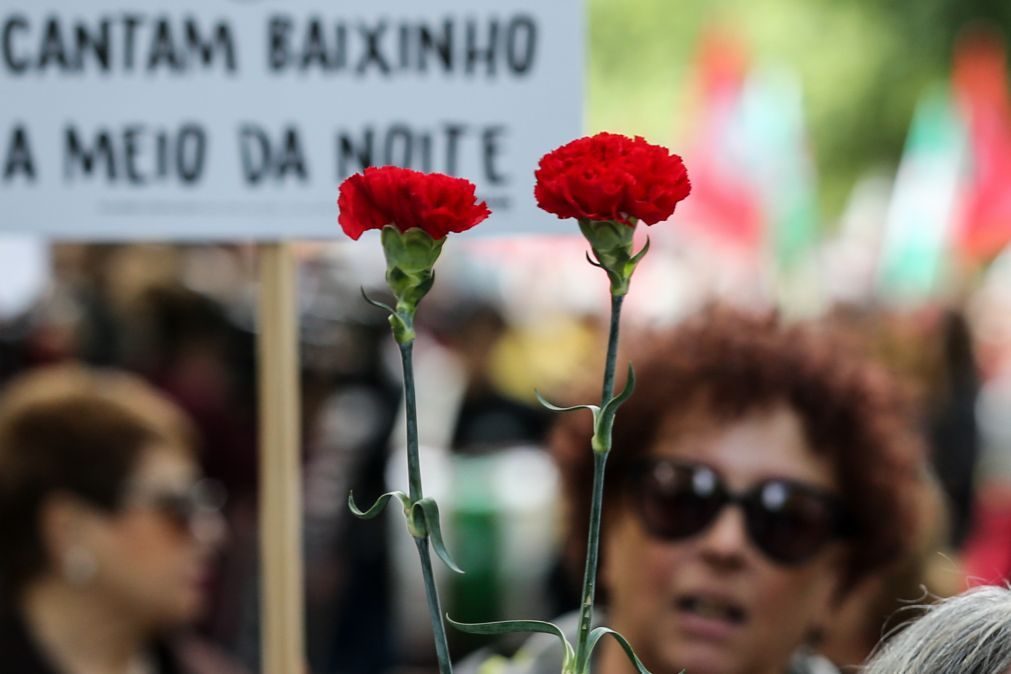 Os vídeos dos portugueses a cantar Grândola à janela