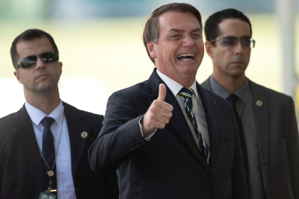 Bolsonaro usa nomes falsos para fazer testes à covid-19