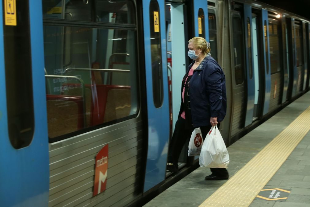 Aprovada descida do IVA para máscaras e gel mas não para luvas e viseiras