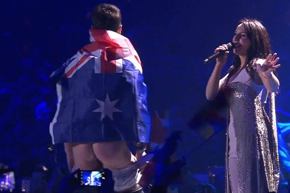 Homem interrompe atuação da Eurovisão e mostra o rabo