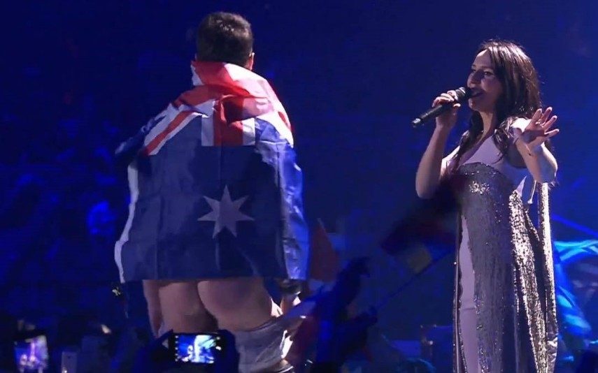 Eurovisão Momento insólito do Festival: homem sobe nu ao palco (vídeo)