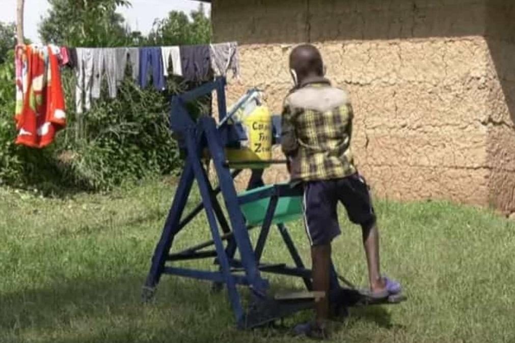Menino de 9 anos cria máquina de lavar as mãos em tempos de covid-19